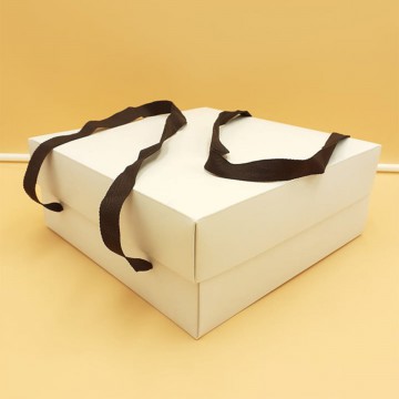 Μπιζόκουτο Χάρτινο No. Με Κορδέλα 25*25,5*10 (Κραφτ-Λευκό)